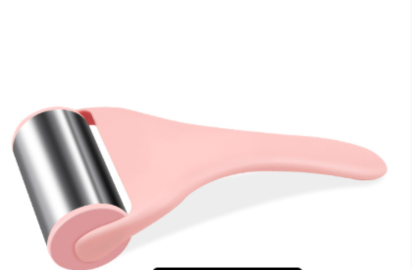 Rodillo de hielo facial rosa — uso en frente
