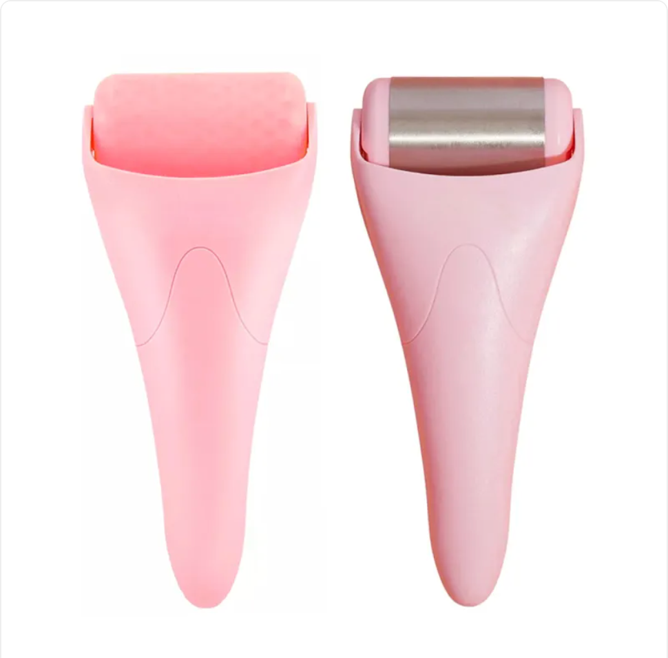 Rodillo de hielo facial rosa — uso en mejilla
